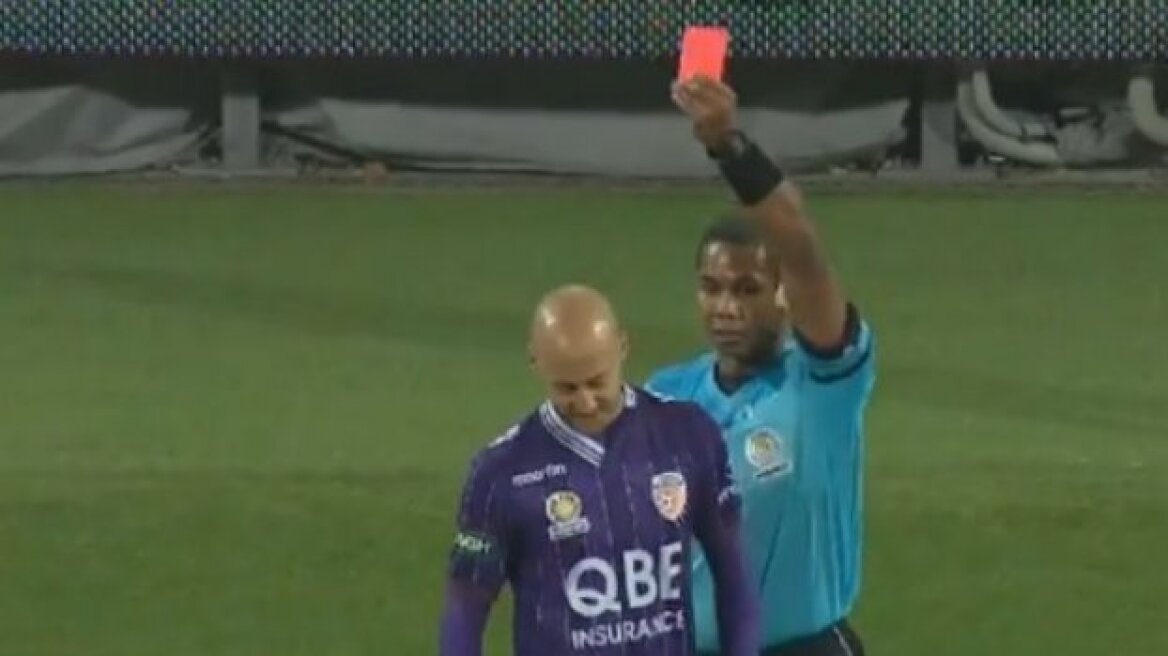 Βίντεο: Είδε την κόκκινη κάρτα μόλις... 17'' από την είσοδό του στο ματς