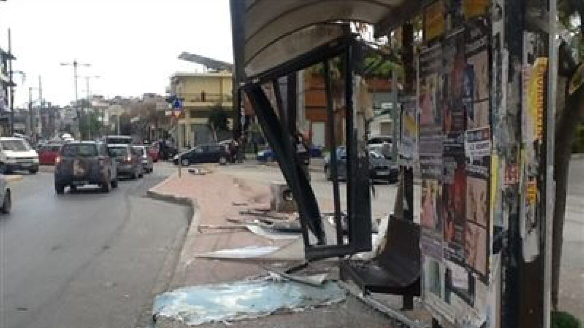 Κρήτη: Αυτοκίνητο έπεσε σε στάση λεωφορείου