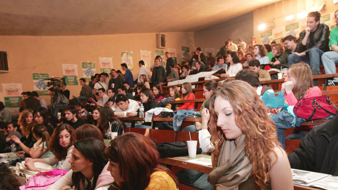 Λοβέρδος: «Πετάει» στα πανεπιστήμια το «μπαλάκι» για τον αριθμό των εισακτέων