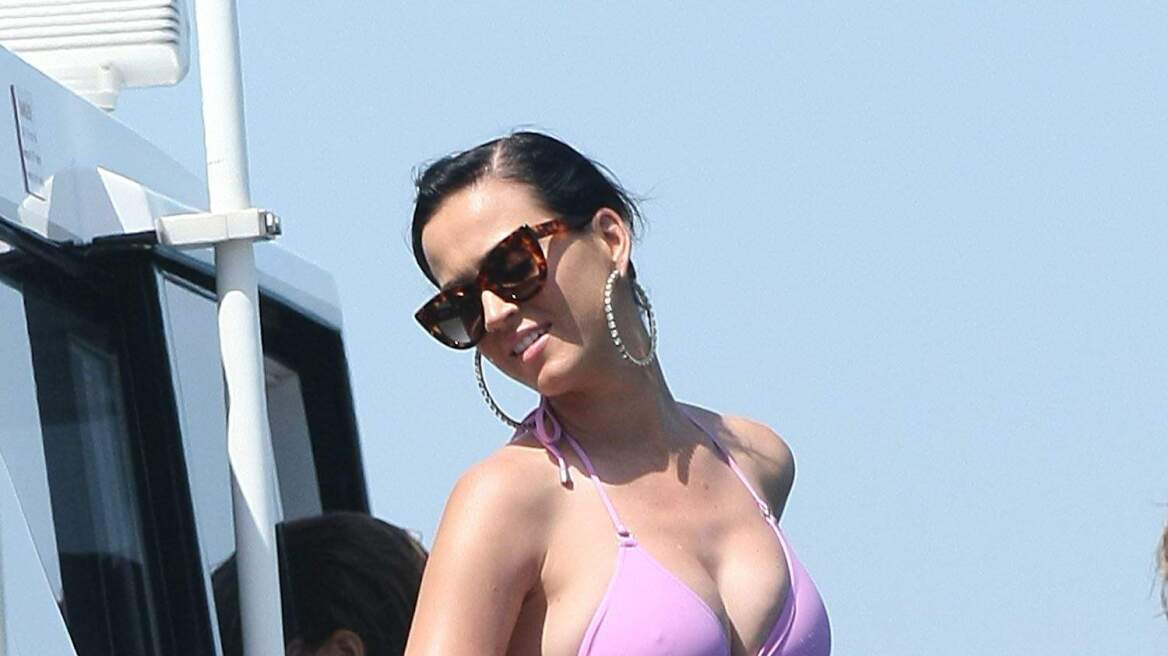 Katy Perry: Με ροζ μπικίνι σε πολυτελές σκάφος στο Σίδνεϊ
