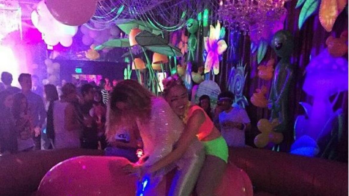 Miley Cyrus: Γιόρτασε τα γενέθλιά της τόπλες και με ένα γιγαντιαίο ροζ πέος!