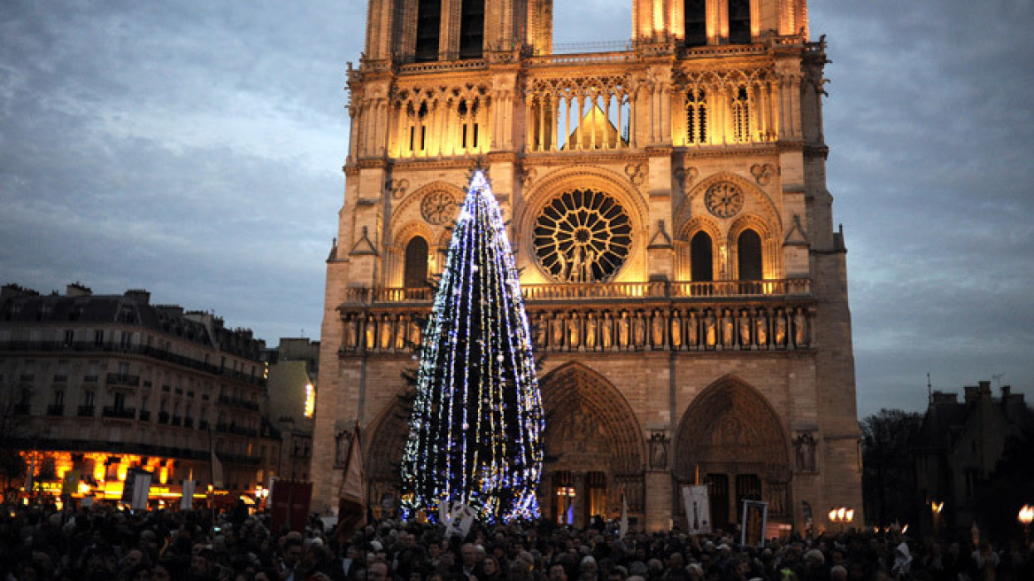 Ένα χριστουγεννιάτικο δέντρο δώρο στο Παρίσι από τον Πούτιν 
