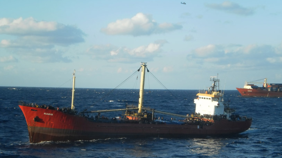 Κρήτη: Η φρεγάτα «Ύδρα» ρυμουλκεί το πλοίο με τους 700 μετανάστες