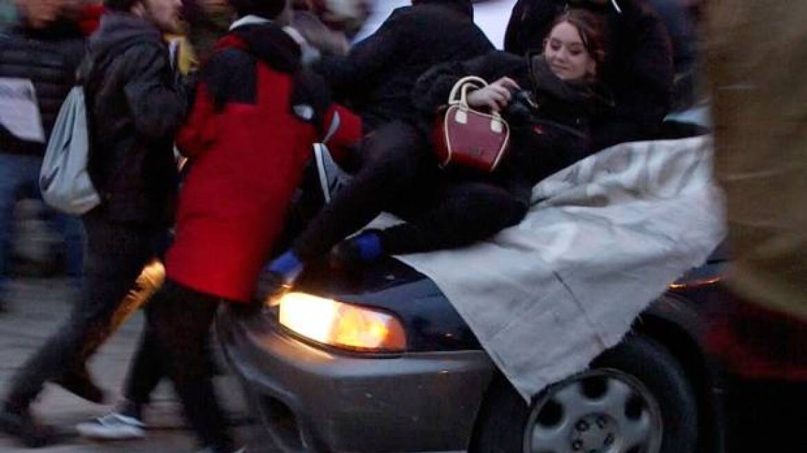 Βίντεο-σοκ από Μινεάπολη: Διαδήλωναν για το Φέργκιουσον και τους πάτησε αυτοκίνητο! 