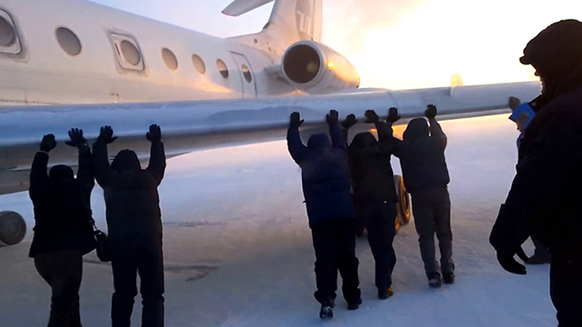 Σιβηρία: Έσπρωξαν αεροπλάνο που είχε κολλήσει στο χιόνι (βίντεο) 