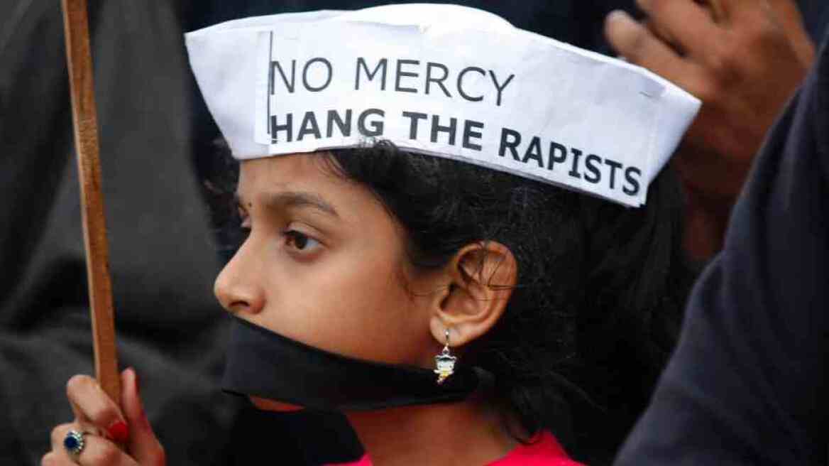 Ινδία: Πέθανε 15χρονη που της έβαλαν φωτιά οι επίδοξοι βιαστές της