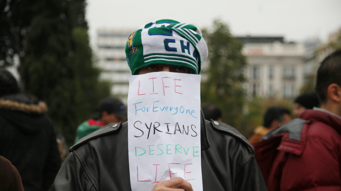 ΥΠΕΣ προς Σύρους πρόσφυγες στο Σύνταγμα: Μόνη λύση για εσάς το αίτημα για πολιτικό άσυλο
