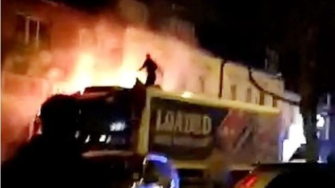 Βίντεο: Οδηγός φορτηγού σώζει άνδρα από φλεγόμενο κτήριο