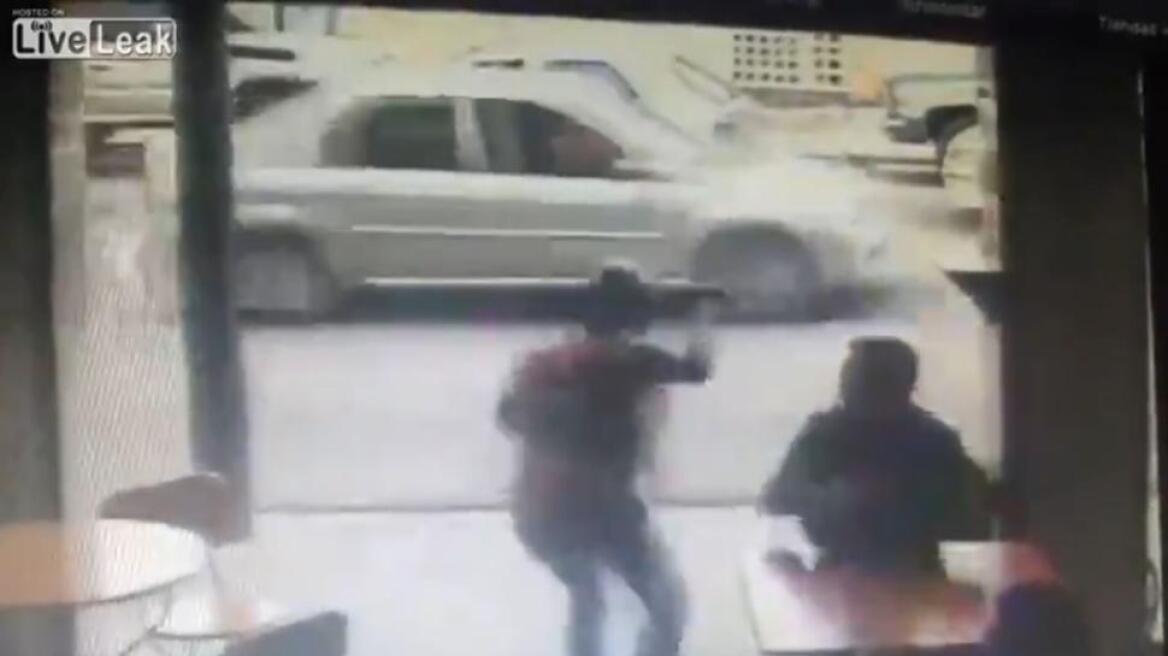 Βίντεο: Κλέφτης πορτοφολιού πέφτει πάνω σε αυτοκίνητο!