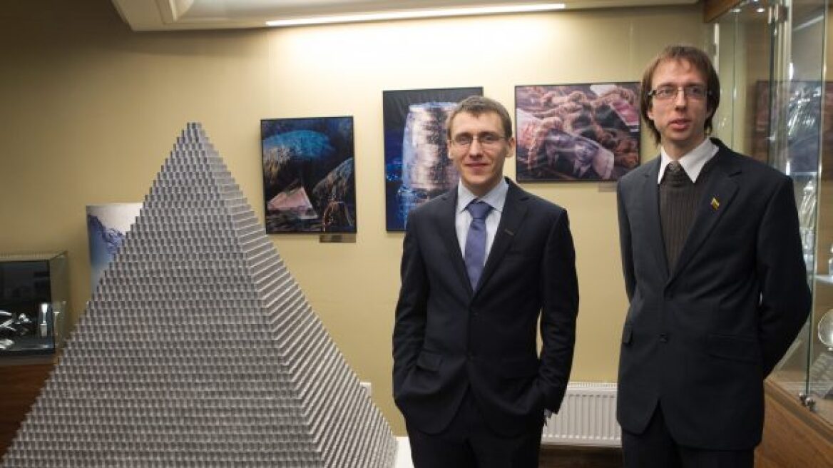 Λιθουανία: Φοιτητές κατασκεύασαν πυραμίδα 831 κιλών από κέρματα 