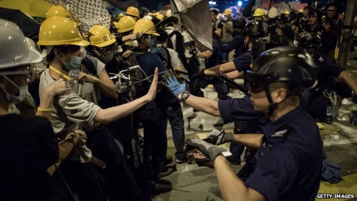 Χονγκ Κονγκ: Άλλη μια νύχτα βίας μεταξύ διαδηλωτών και αστυνομίας