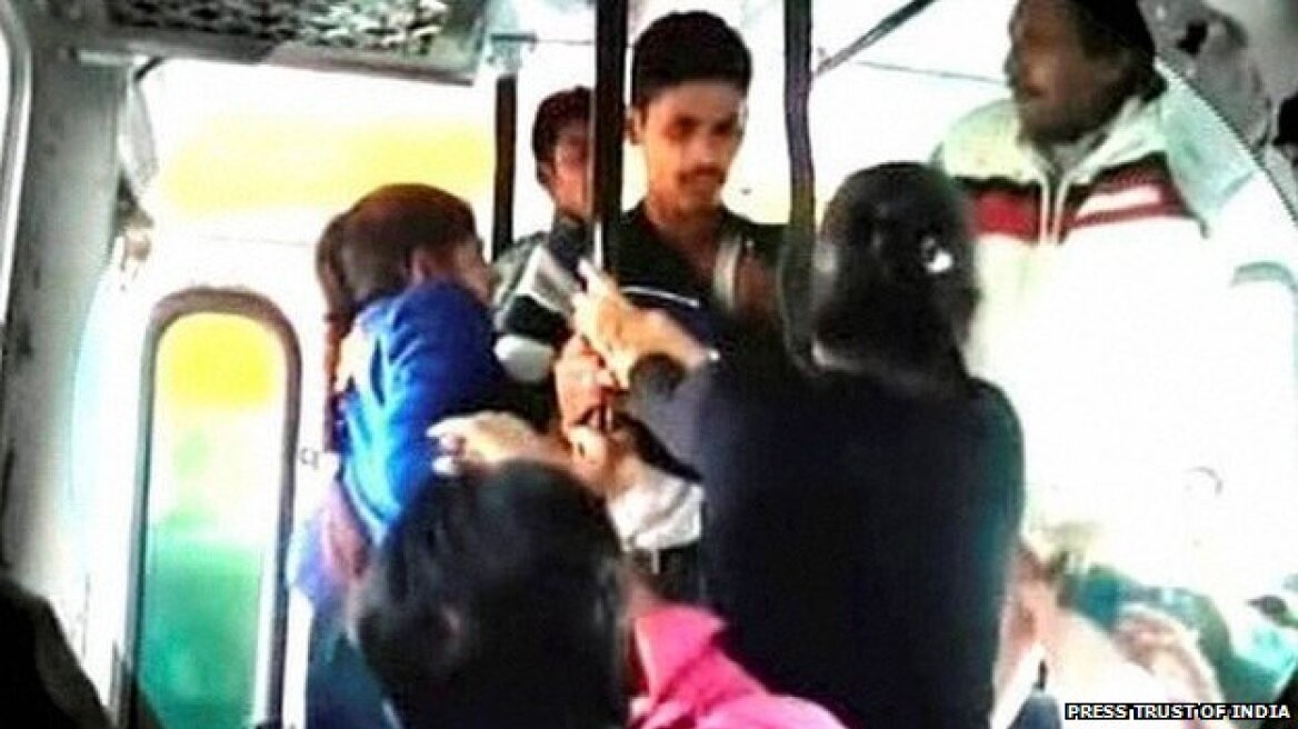 Ινδία: Δείτε πώς αντέδρασαν δύο αδελφές όταν προσπάθησαν να τις βιάσουν μέσα σε λεωφορείο