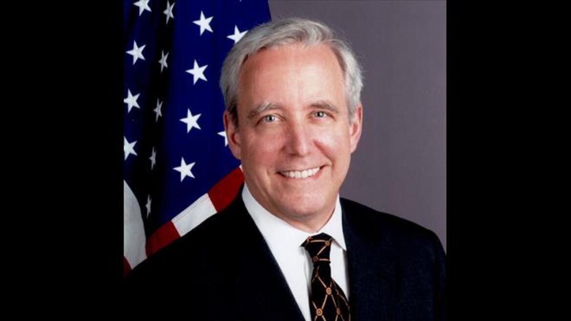 Ο Αμερικανός πρέσβης εύχεται «να επιμείνει η κυβέρνηση» και «να τα αλλάξει όλα»