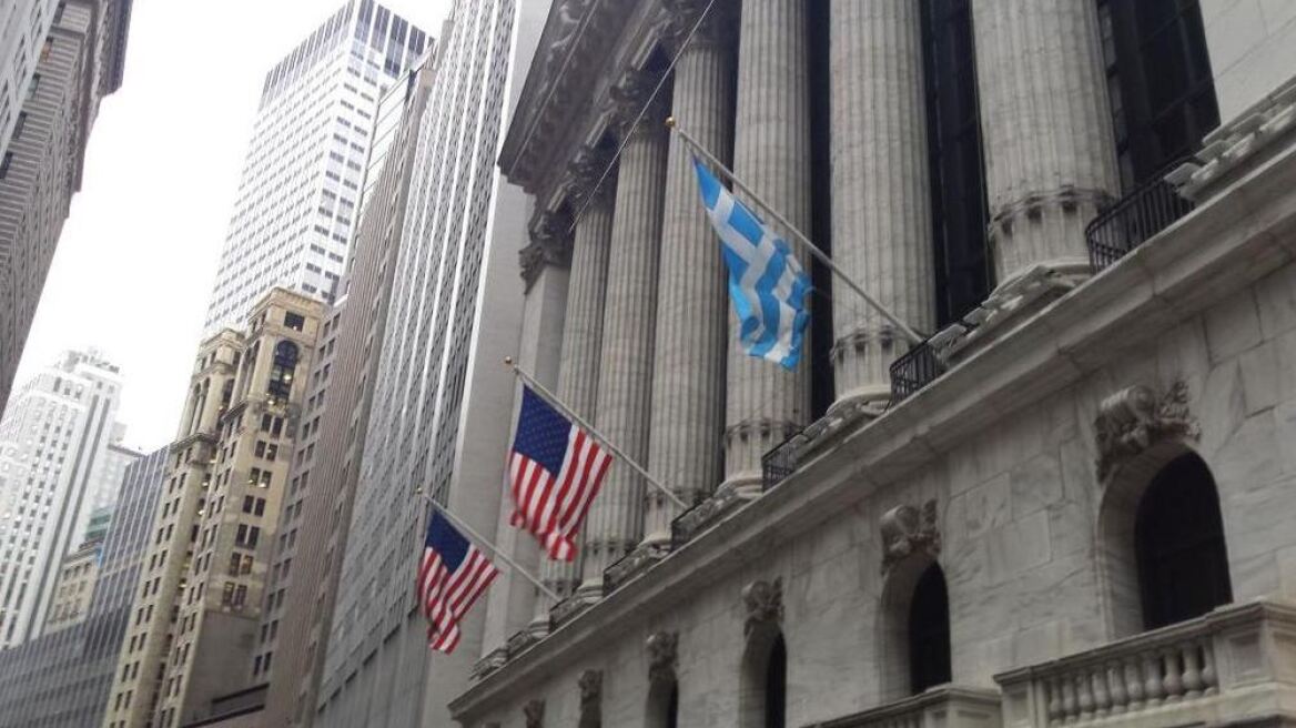 Τι δουλειά έχει η ελληνική σημαία στη Wall Street;