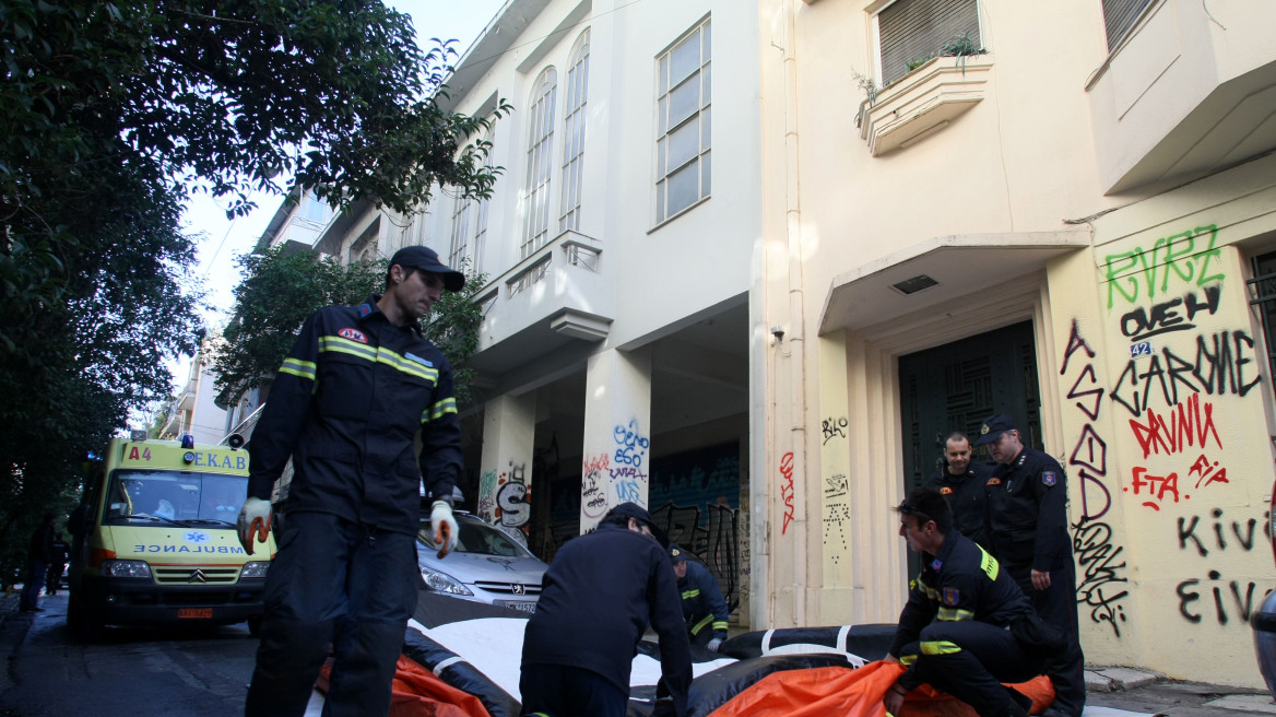 Άντρας έπεσε από το δεύτερο όροφο στο κέντρο της Αθήνας - Τον έσωσε η Πυροσβεστική 