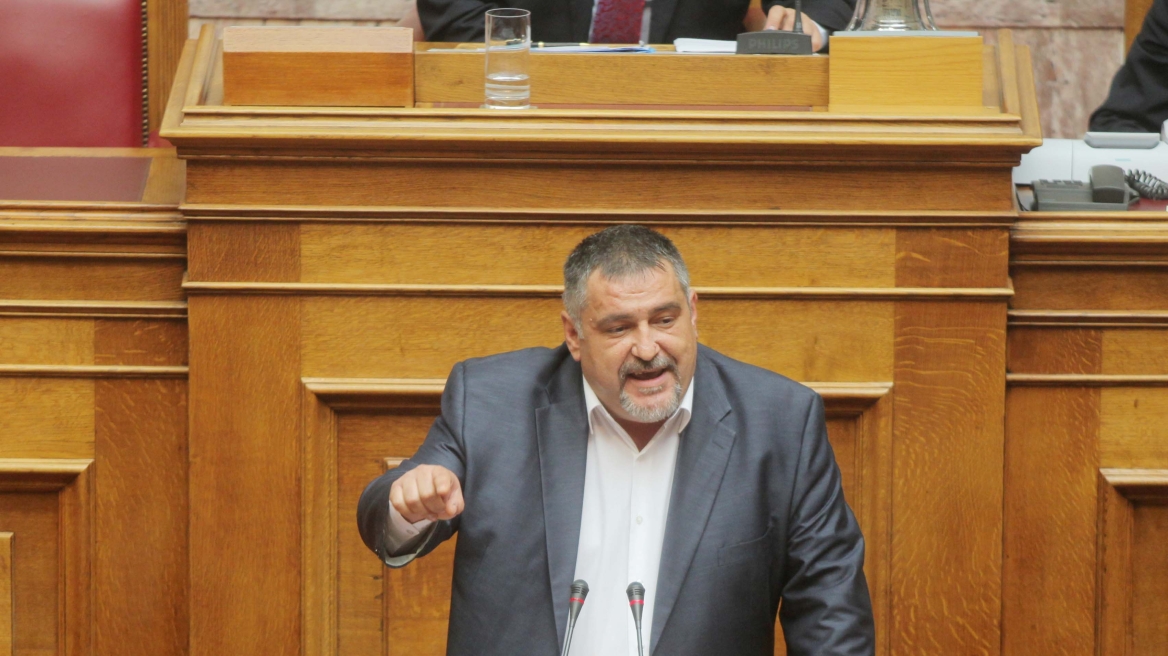 Χρυσαυγίτης βουλευτής αφιέρωσε(!) Νότη Σφακιανάκη στον πρωθυπουργό