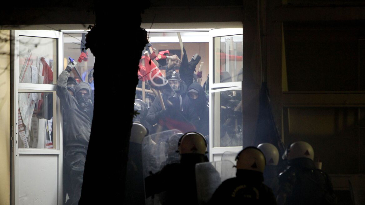 Θεσσαλονίκη: Επεισόδια έξω από το Εργατικό Κέντρο το βράδυ του Σαββάτου