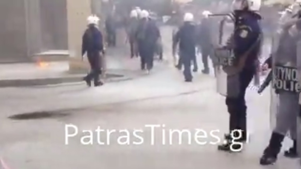 Πάτρα: Μολότοφ, δακρυγόνα και φωτιές σε κάδους στην πορεία για τον Γρηγορόπουλο
