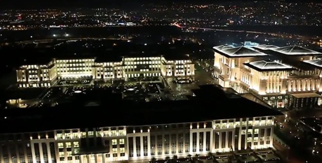 Ο Ερντογάν χλευάζει τους επικριτές για το «Λευκό Παλάτι»: Έχει 1.150, όχι 1.000 δωμάτια