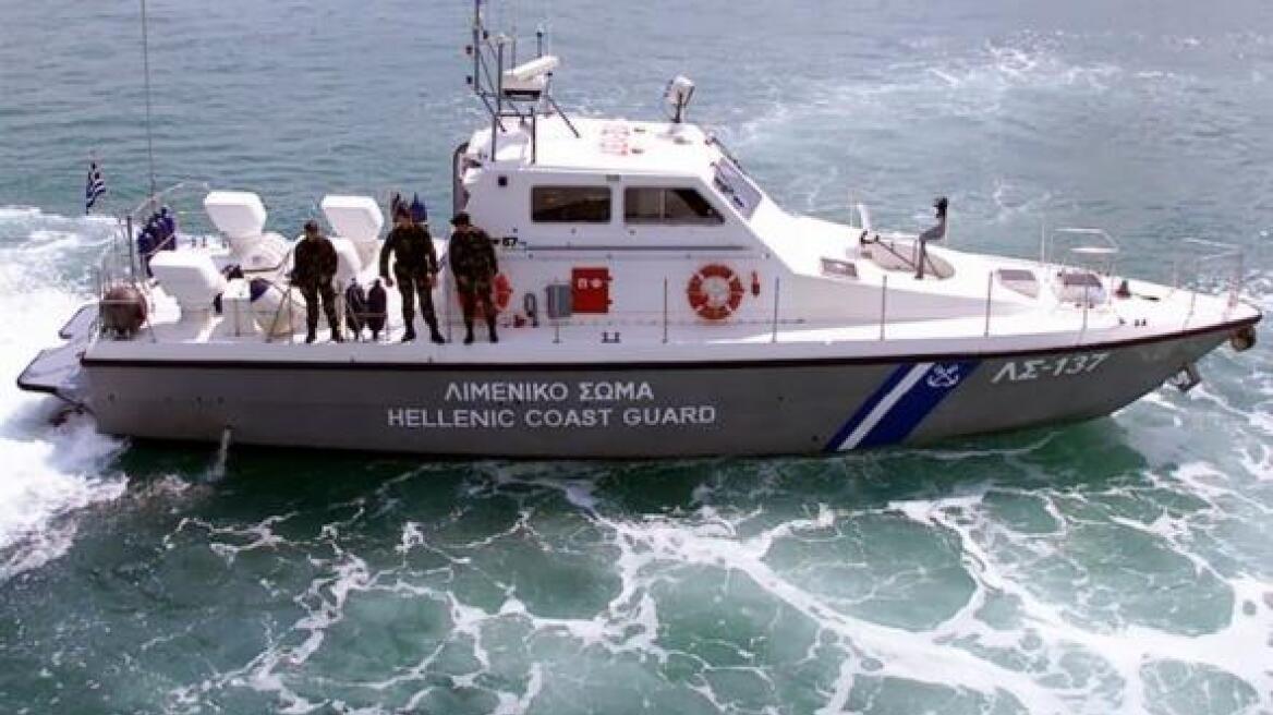 Ακυβέρνητο σκάφος εντοπίστηκε ανοιχτά της Κρήτης, αλλά το πήγαν στην Καλαμάτα