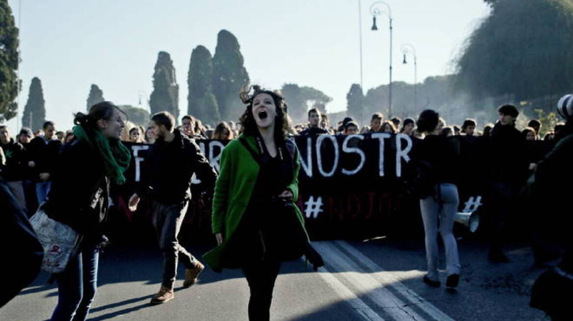 Ιταλία: Επεισόδια στις διαδηλώσεις για τα εργασιακά 
