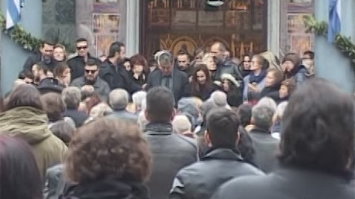 Θρήνος στην κηδεία της 28χρονης Ιωάννας στη Λάρισα 
