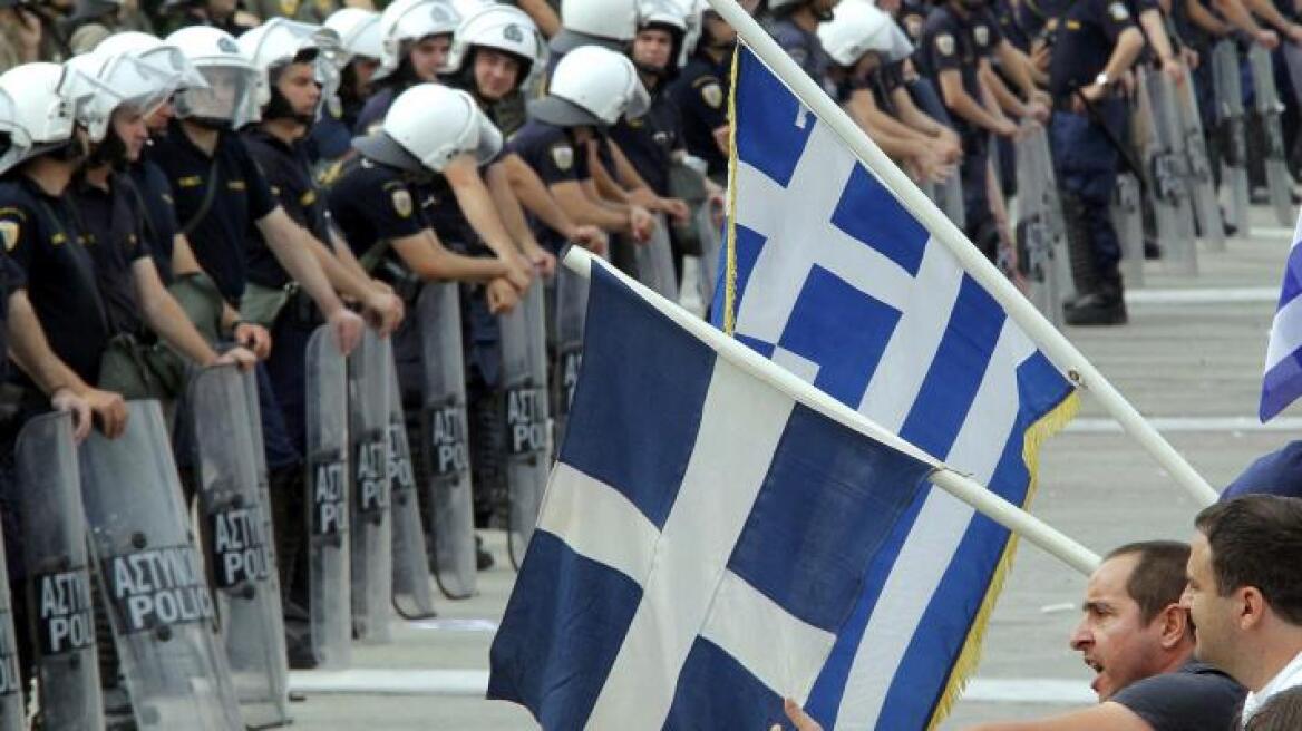 Telegraph: Αν η Ελλάδα θέλει να σωθεί, πρέπει να βγει από το ευρώ