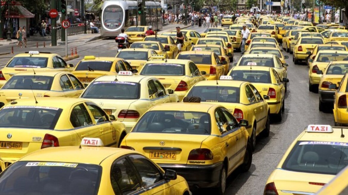 Bloomberg: Ο Έλληνας οδηγός ταξί που ψηφίζει ΚΚΕ και «βλέπει» νίκη ΣΥΡΙΖΑ