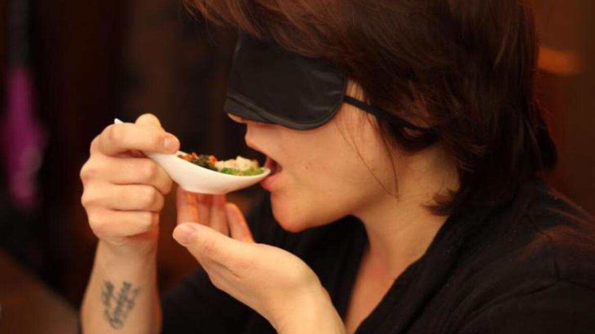 «Δείπνο στο σκοτάδι» από άτομα με προβλήματα όρασης στην Αθήνα	