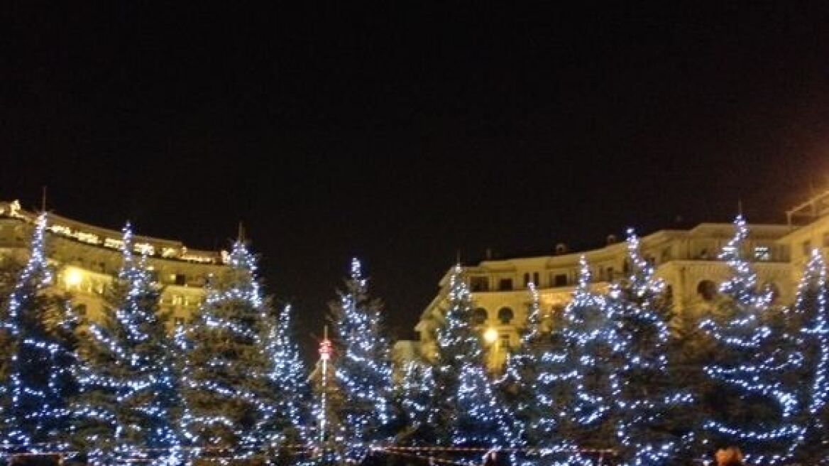 Θεσσαλονίκη: Επιτυχημένη η πρόβα τζενεράλε της φωταγώγησης του χριστουγεννιάτικου δάσους