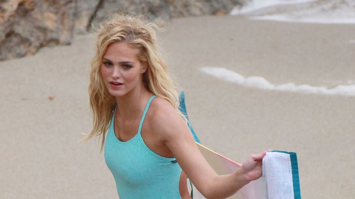 Erin Heatherton: Με γαλάζιο μαγιό σε παραλία στην Καλιφόρνια