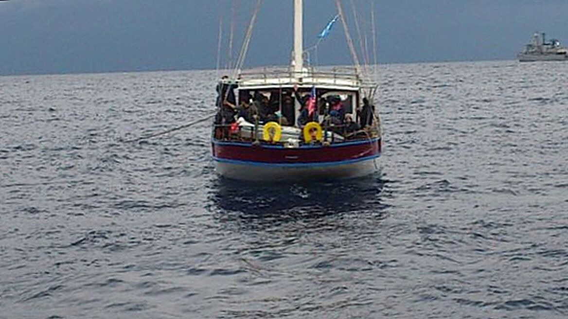 Ακυβέρνητο σκάφος με 200 λαθρομετανάστες ανοιχτά της Πύλου