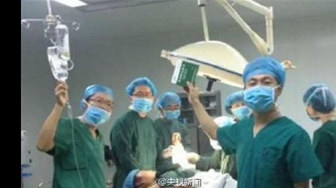 Κίνα: Γιατροί βγάζουν selfie κατά τη διάρκεια επέμβασης