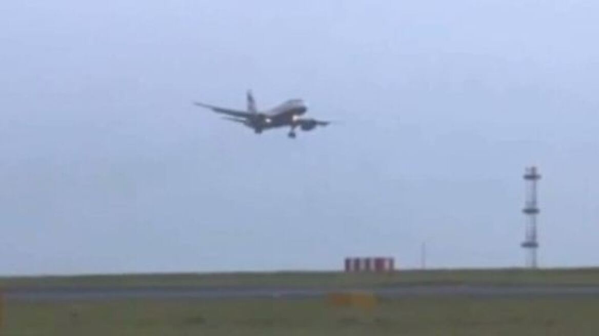 Βίντεο: «Φτερό στον άνεμο» αεροπλάνο στο αεροδρόμιο του Λιντς