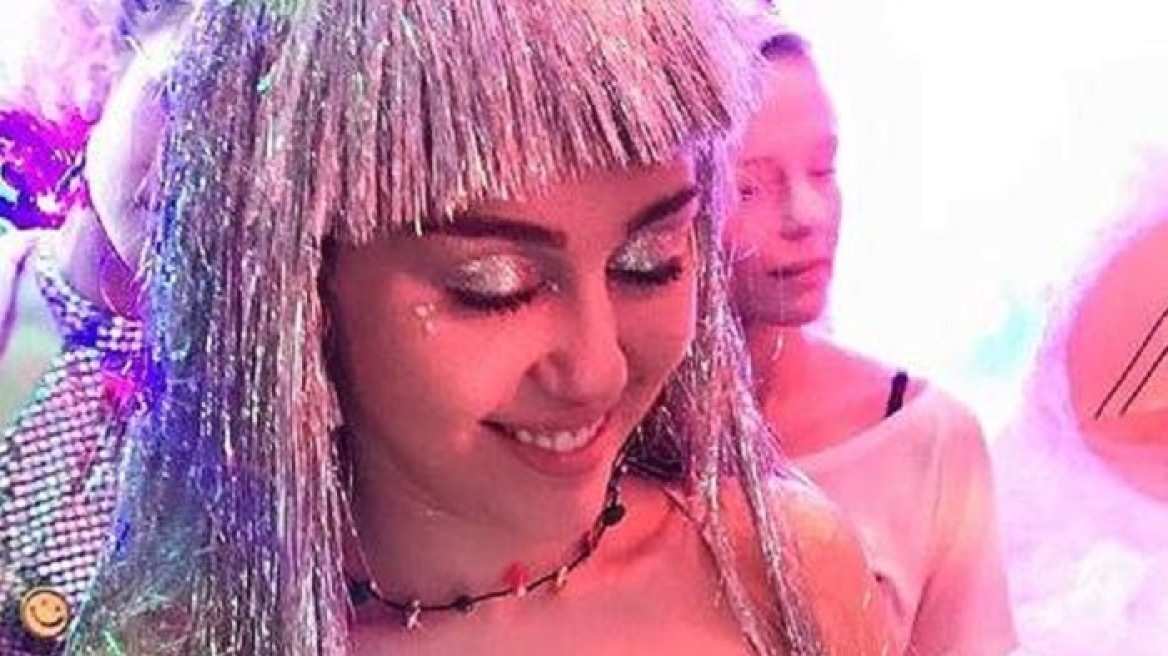 Miley Cyrus: Τόπλες σε πάρτι στην Οκλαχόμα