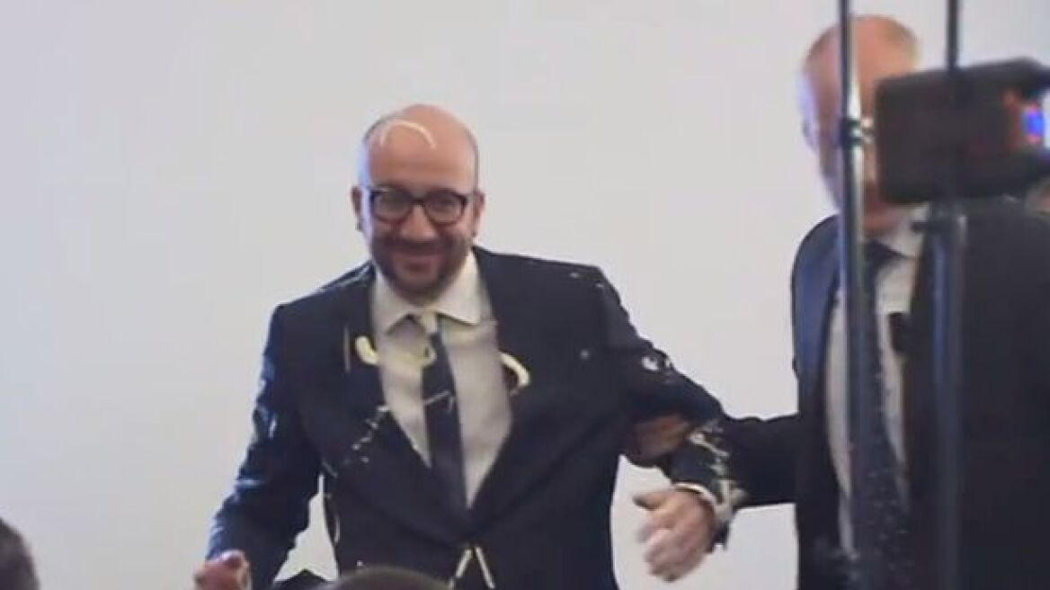 Βίντεο: «Λούζουν» με μαγιονέζα τον Βέλγο πρωθυπουργό κι αυτός γελάει