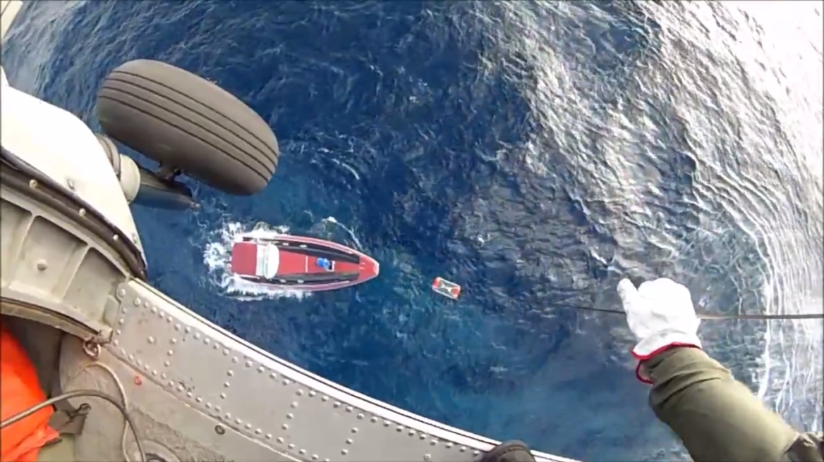 Βίντεο: Δείτε την απρόοπτη εξέλιξη κατά τη διάσωση ναυαγού από το Πολεμικό Ναυτικό