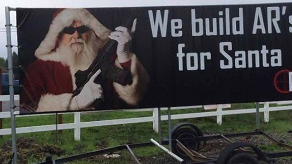 Σοκαριστική διαφήμιση: Ο Άγιος Βασίλης ποζάρει με ένα όπλο στο χέρι!