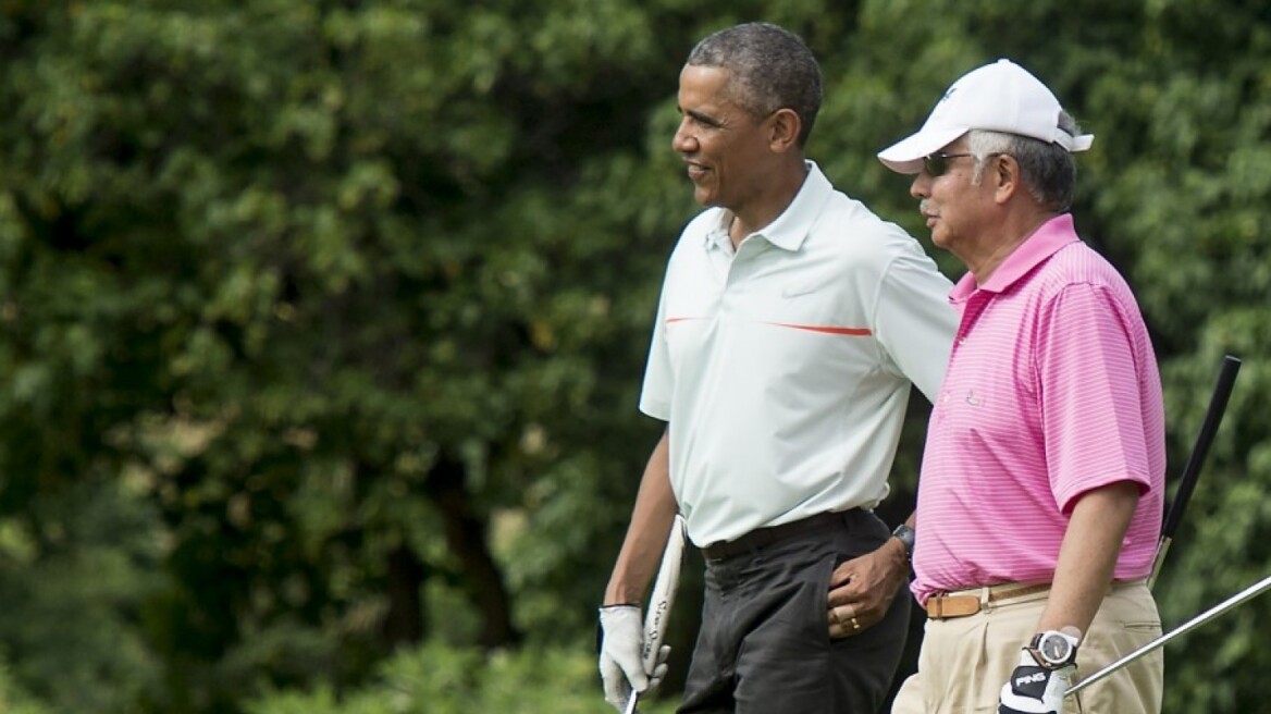 Η χώρα του βούλιαζε και ο Μαλαισιανός πρωθυπουργός έπαιζε γκολφ με τον Ομπάμα!