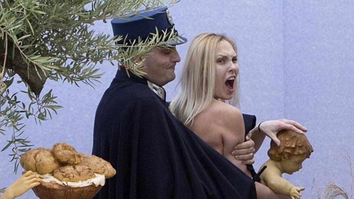Βατικανό: Βαριές κατηγορίες στην ακτιβίστρια της FEMEN που άρπαξε τον Ιησού από τη φάτνη 
