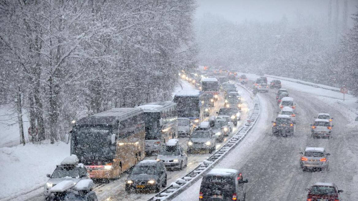 Γαλλικές Άλπεις: Χάος με χιλιάδες εγκλωβισμένους τουρίστες στο χιόνι