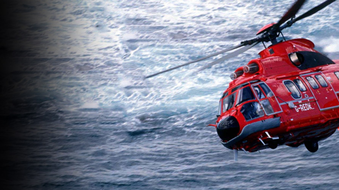 Δυο-δυο παίρνουν τους επιβάτες τα ιταλικά ελικόπτερα και ελληνικό Super Puma