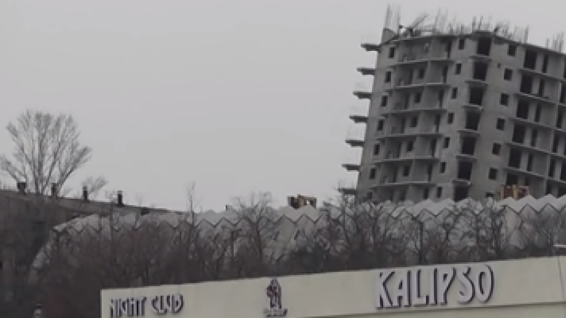 Βίντεο: Κι όμως, υπάρχει ένα κτήριο που δεν... θέλει να κατεδαφιστεί!