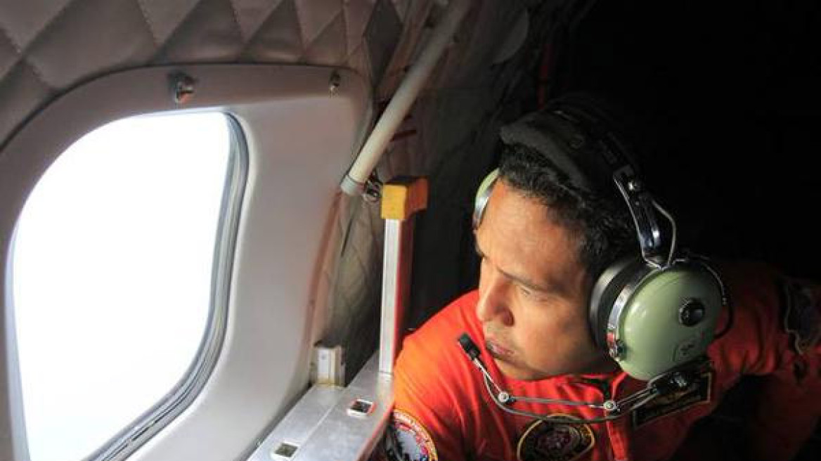 Μαρτυρία σοκ πιλότου: Είδα νεκρούς του AirAsia να κρατιούνται χέρι-χέρι
