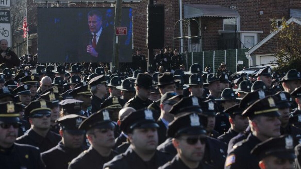 New York Times προς αστυνομικούς: Εσείς πρέπει να κάνετε τη δουλειά σας