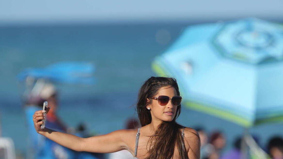Rosci Diaz: Βγάζοντας selfies σε παραλία στο Μαϊάμι