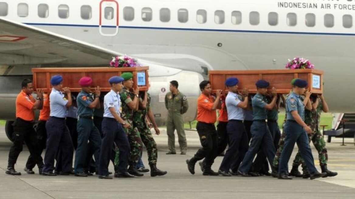 AirAsia: Προσθαλάσσωσε το αεροπλάνο πριν το «καταπιεί» η τρικυμία;