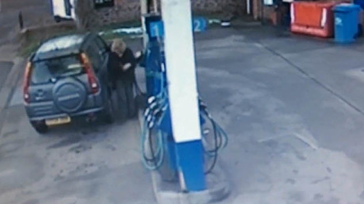 Βίντεο: Πώς βάζει βενζίνη μια γυναίκα οδηγός