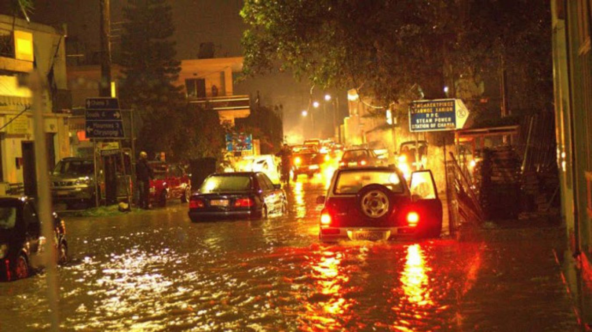 Χανιά: Ποτάμια οι δρόμοι από την καταιγίδα της Πρωτοχρονιάς