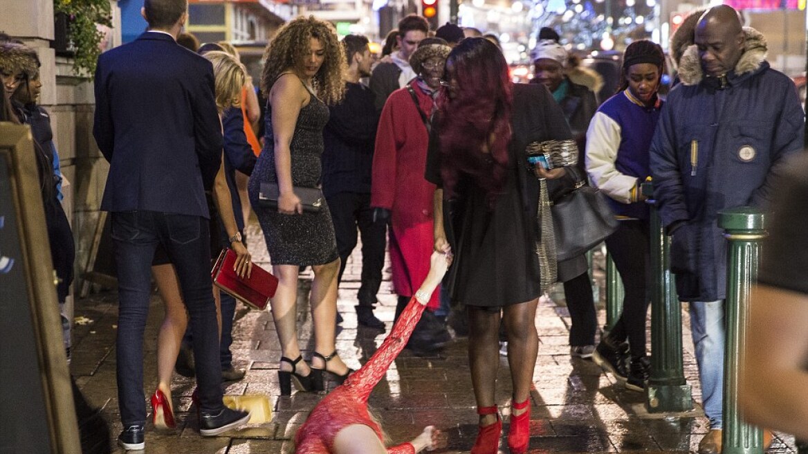 Τήρησαν την παράδοση οι Βρετανοί: Μεθυσμένοι στους δρόμους την Πρωτοχρονιά